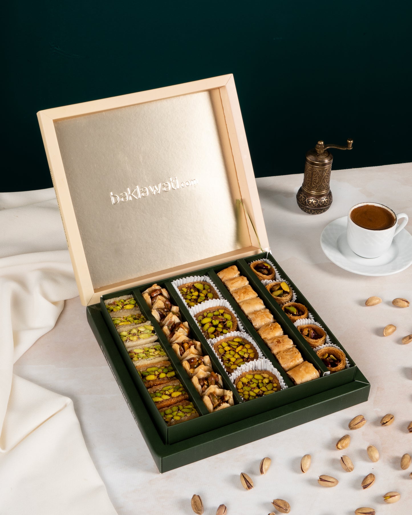 Antep Fıstıklı Kadayıflı Karışık Baklava Kutusu