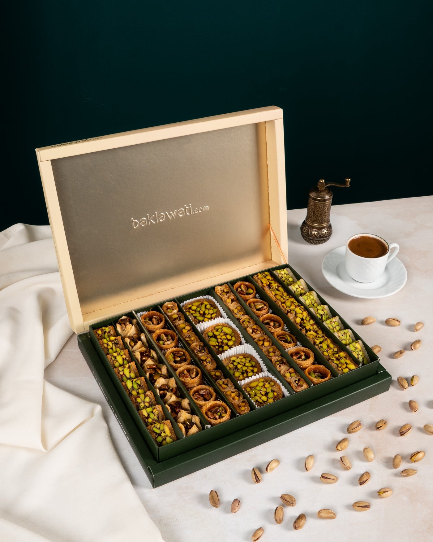 Antep Fıstıklı Kadayıflı Karışık Baklava Kutusu