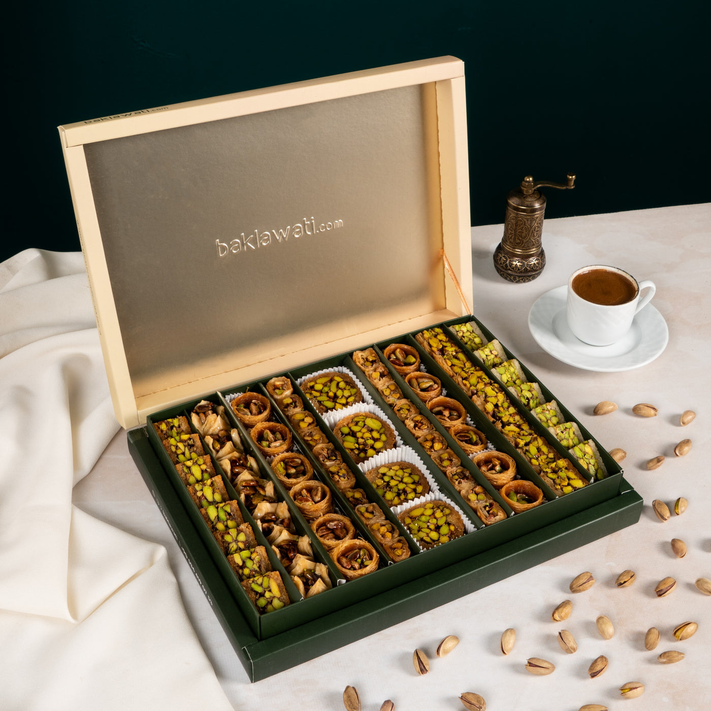 Antep Fıstıklı Kadayıflı Karışık Baklava Kutusu